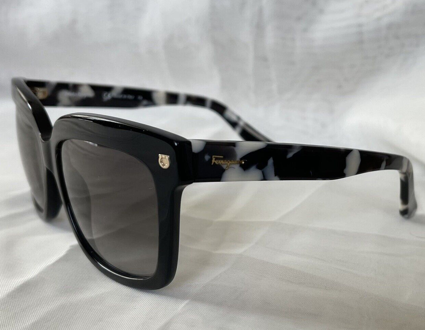 Salvatore Ferragamo SF676S-001-55 55mm New Sunglasses